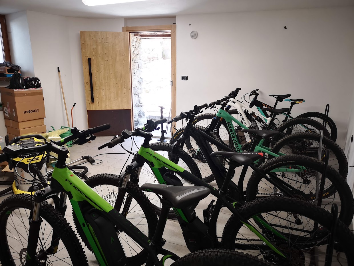 Bike room di Fenat a Introd con e-bike a noleggio