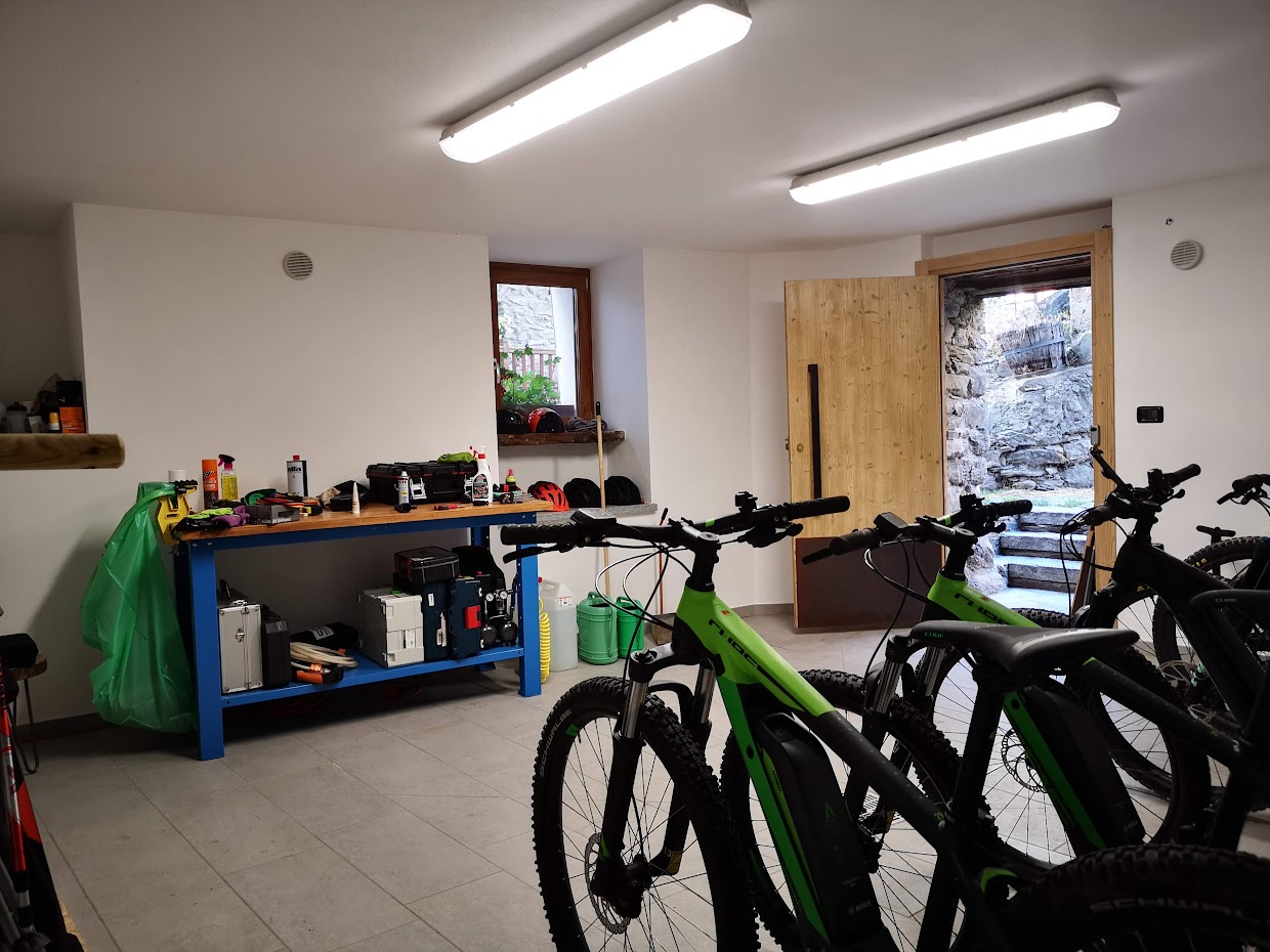 Banco attrezzi per assistenza bici nella bike room di Fenat