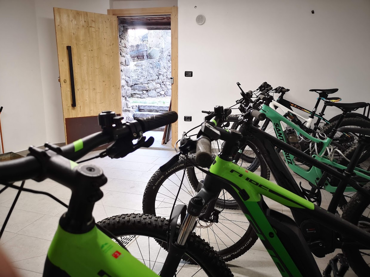Deposito bici per gli ospiti di Fenat in Valle d'Aosta